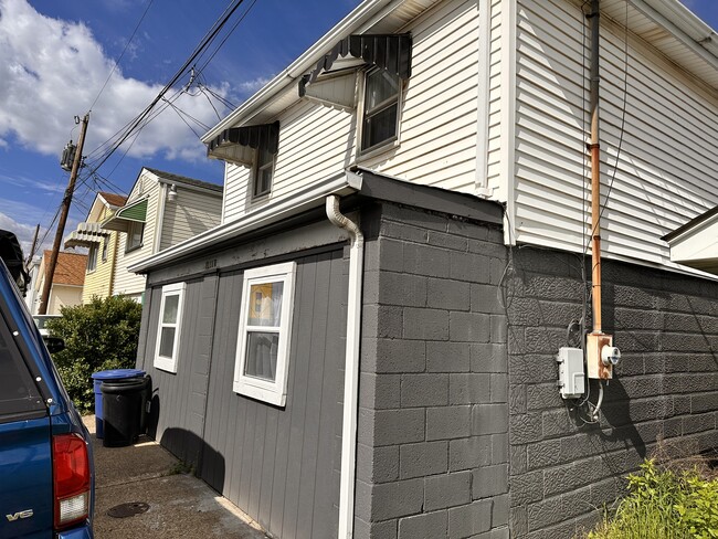Building Photo - 1111 Garfield St Unit Rear Garage Rental