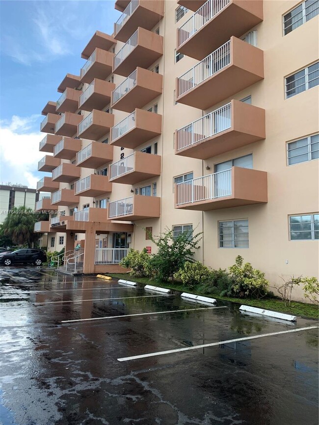 Photo - 2200 E Hallandale Beach Blvd Unidad 301 Rental