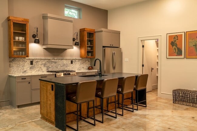 Photo - 612 W 8th Ave