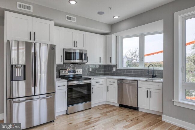 Photo - 1917 N Lawrence St Unit PH