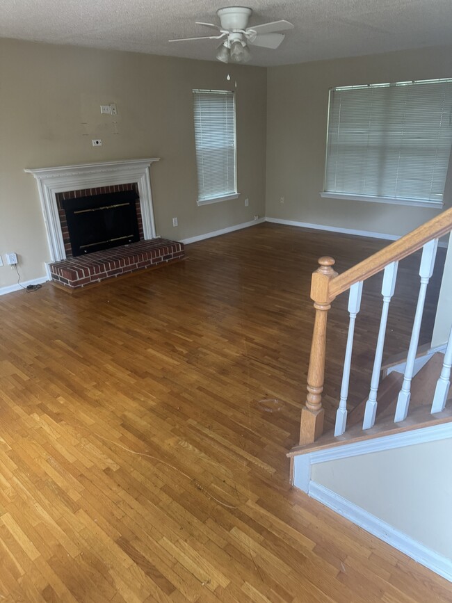 Photo - 7403 Sarnia Pl