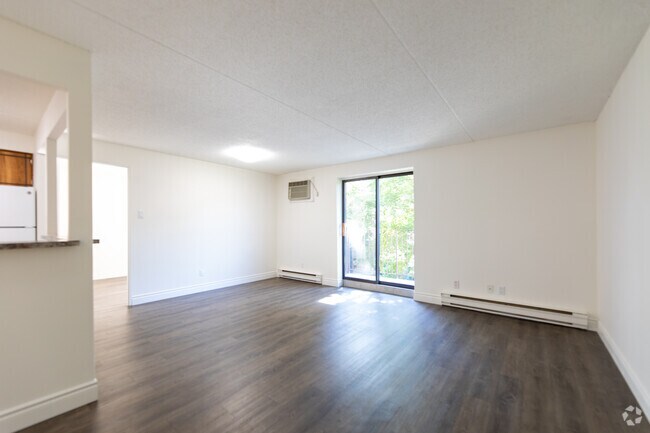 2BR, 2BA - 807SF - Living Room - Northfield Gardens