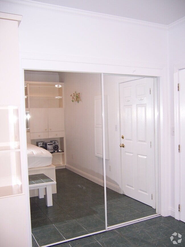 Building Photo - 69 Harvey St Unit Furnished Suite Rental