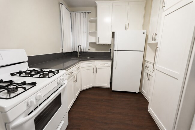 Photo - 611 Levering Ave