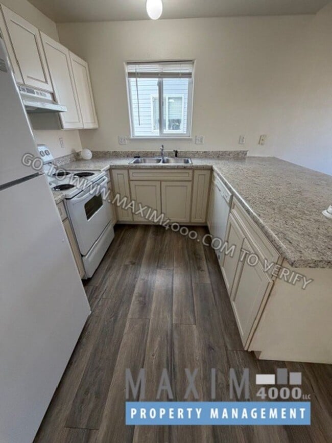 Photo - 483 David Ct