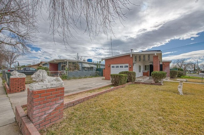 Building Photo - Beautifully Updated 3-Bedroom Single-Famil...