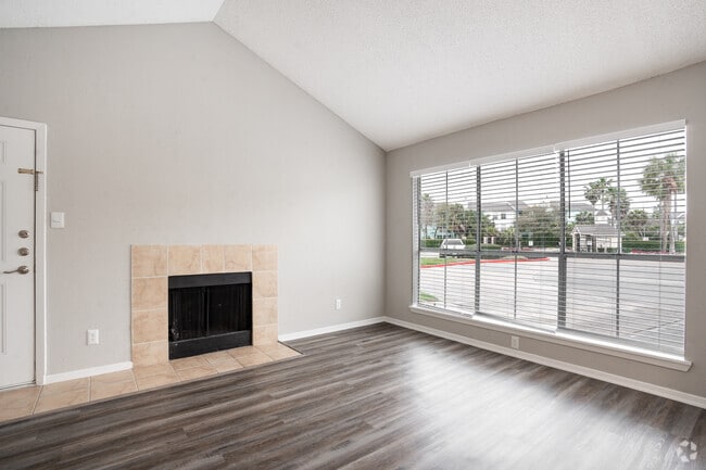 2BR, 2BA - 933SF - Living Room