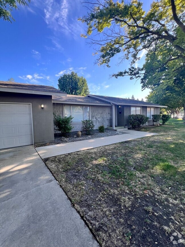 Building Photo - Pretty 3 bedroom 2 bath home in Modesto