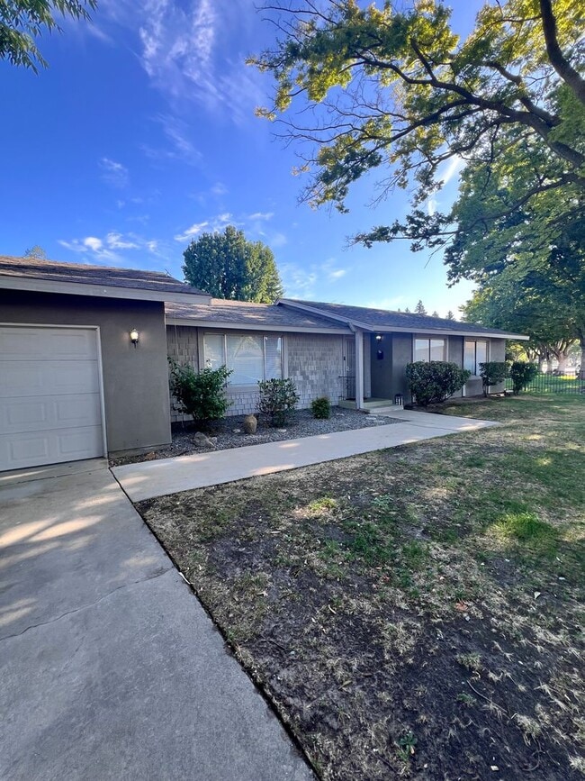 Building Photo - Pretty 3 bedroom 2 bath home in Modesto