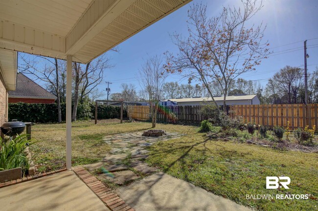 Photo - 200 Hawthorne Cir