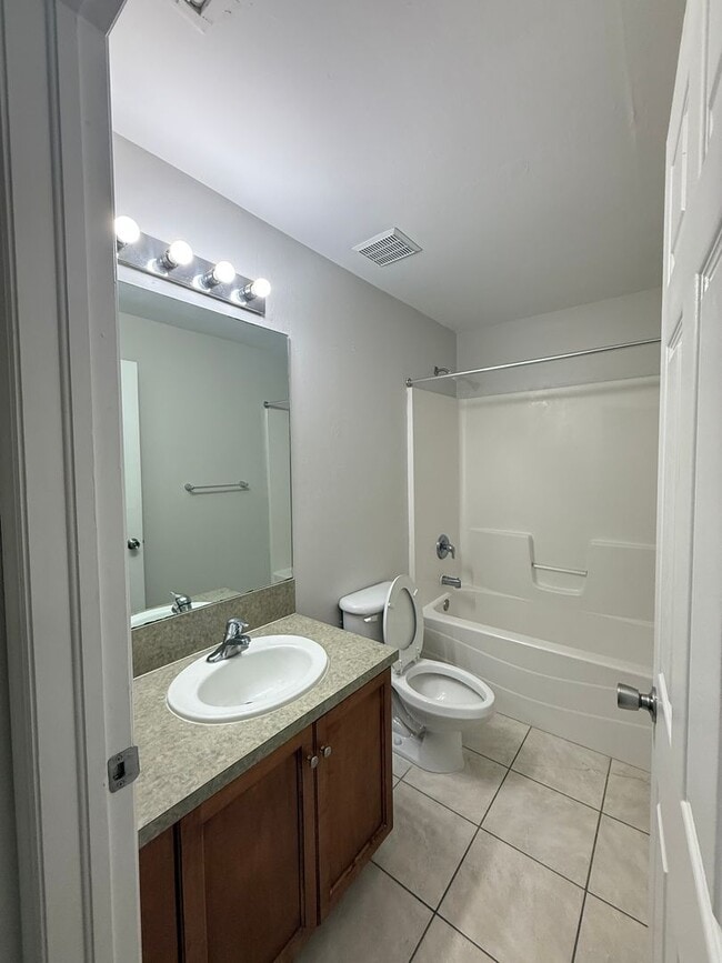Photo - 2 Bedroom + Den, 2 Bath Duplex!