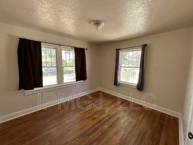 Photo - 935 Teller Ave