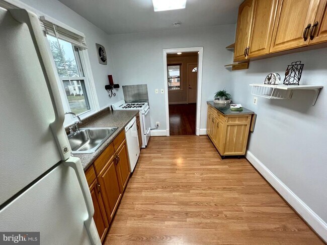 Photo - 3712 Lawrence Ave