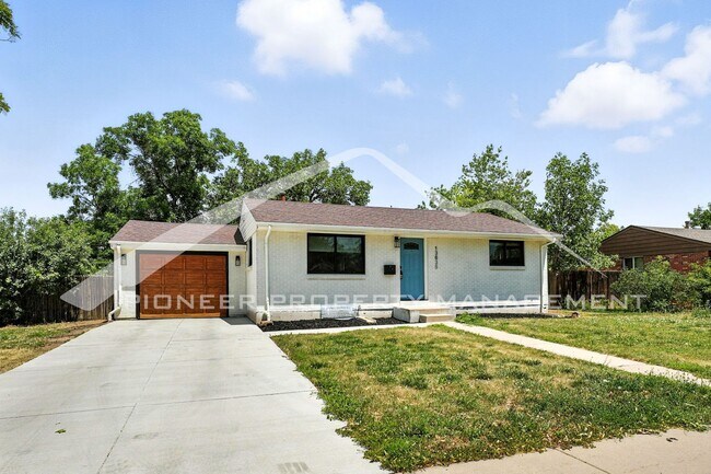 Charming Home with Central AC and Fenced Yard - Charming Home with Central AC and Fenced Yard