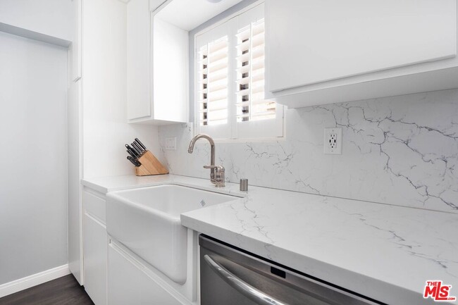 Building Photo - 12119 Rochester Ave