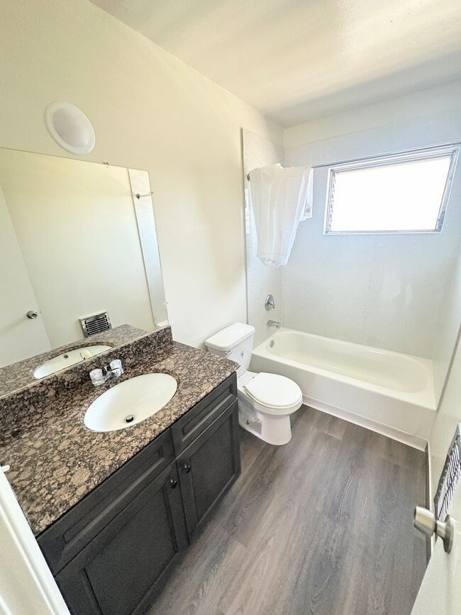 Photo - Nicely updated 1bd/1ba with parking includ... Unidad #22