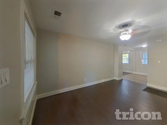 Photo - 1724 Logie Ave