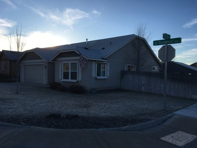 712 NE Redwood Ave