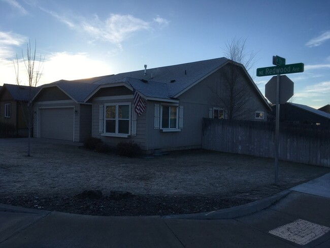 Photo - 712 NE Redwood Ave