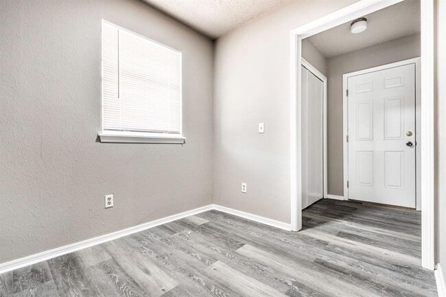 Photo - 916 Delmar Cir