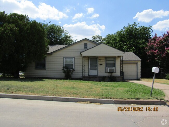 Building Photo - Very nice spacious home located in the Tom...