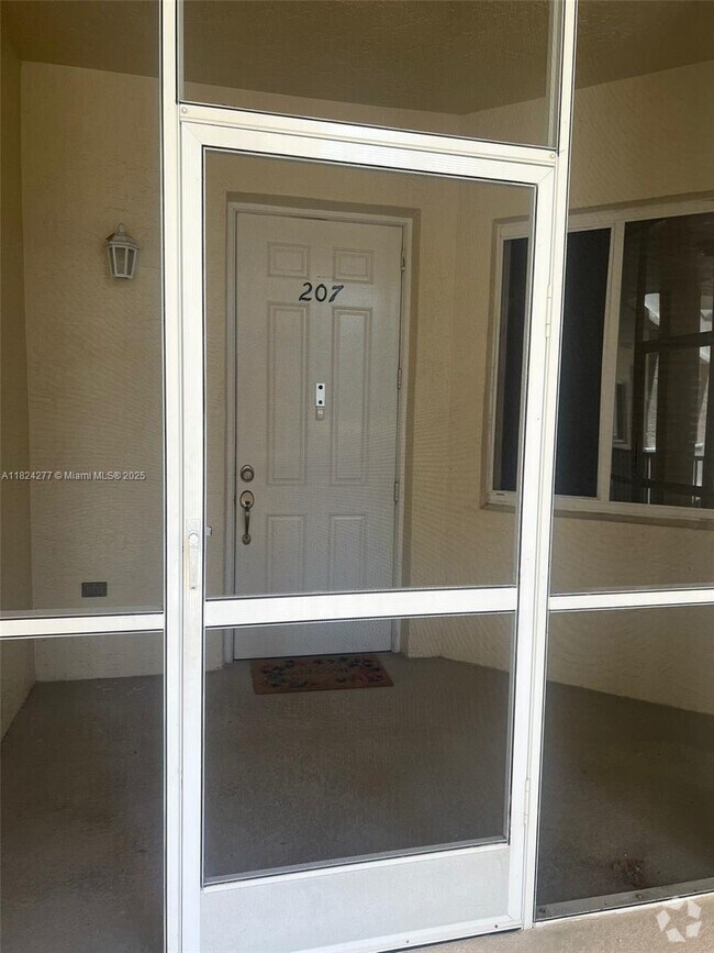 Building Photo - 3500 Oaks Clubhouse Dr Unit 207