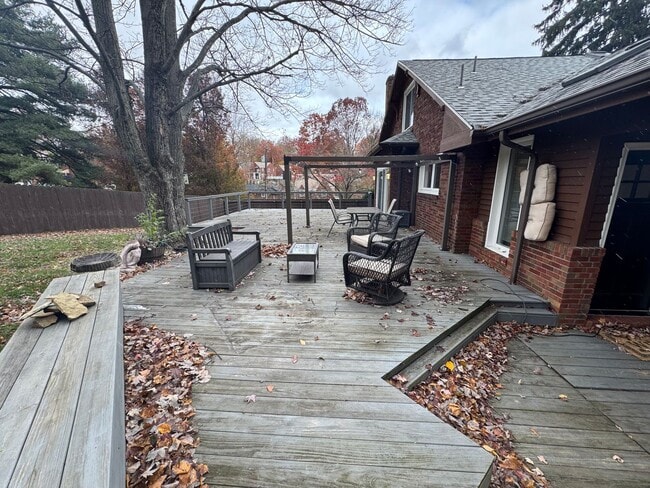 Photo - Spacious Private Oasis - 3 Bedroom 2 Bathroom House in Green Tree!