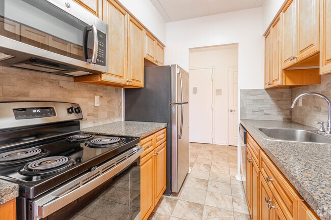 4.5 Rm 1 Bd, 1 Ba - 950SF - Galley Kitchen