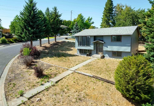 Building Photo - Three bedroom two bath home in a quiet nei...