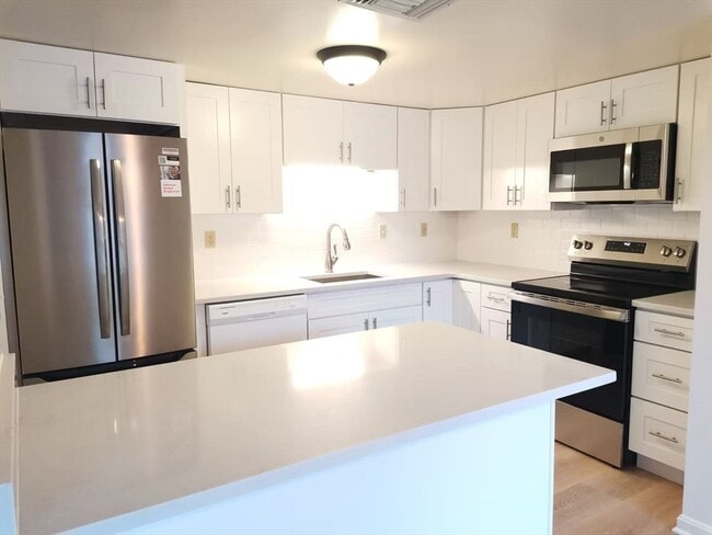 Building Photo - 85 Brainerd Rd Unit 302