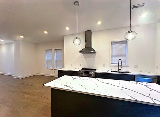 Photo - 733 Gresham Pl NW