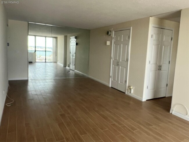 Photo - 2 Bay Club Dr Unidad 19Y