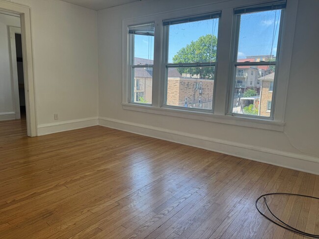 Building Photo - 325 W Wilson St Unit #2