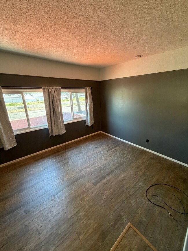 Photo - 2.2. miles to Sky Lakes Medical Center and Oregon Institute of Technology, 2bdrm 1 bath duplex