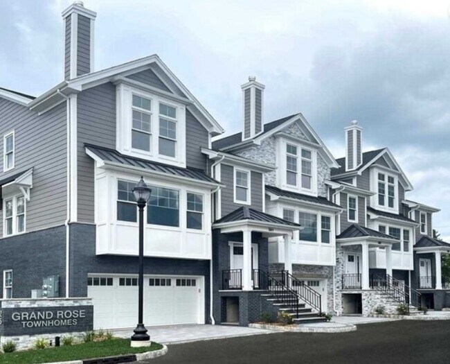 Photo - 25 Division St Townhome