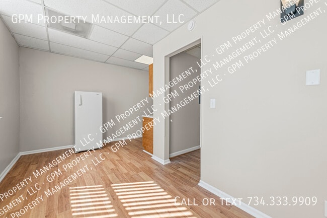 Photo - 412 Grand River Ave