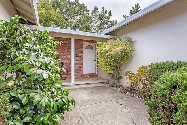 Building Photo - Lovely 2BR 1BA Duplex in Desirable Area in Redwood City