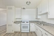 1BR, 1BA - 720SF - Kitchen