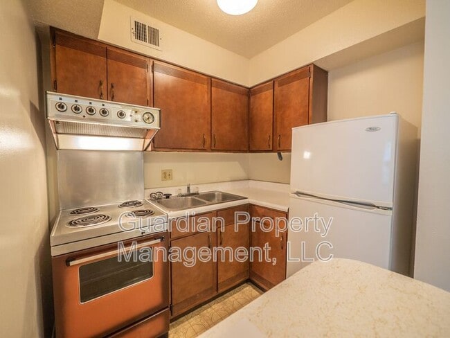 Photo - 1115 N College Dr