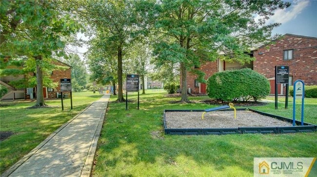 Photo - 433 Danbury Ln