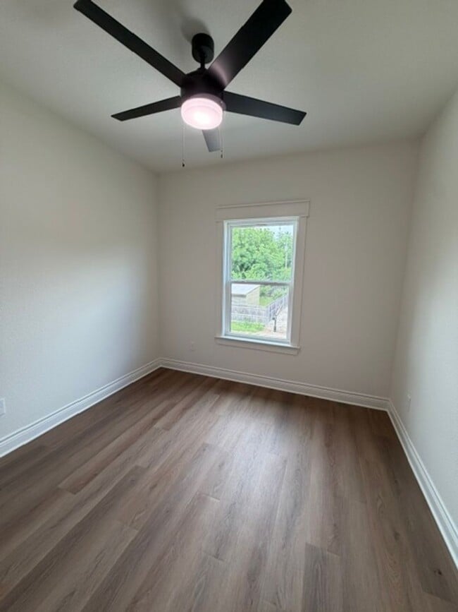 Photo - 307 Live Oak St