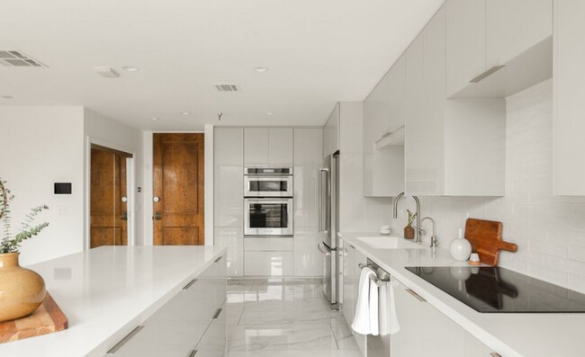 Photo - 121 S Hope St
