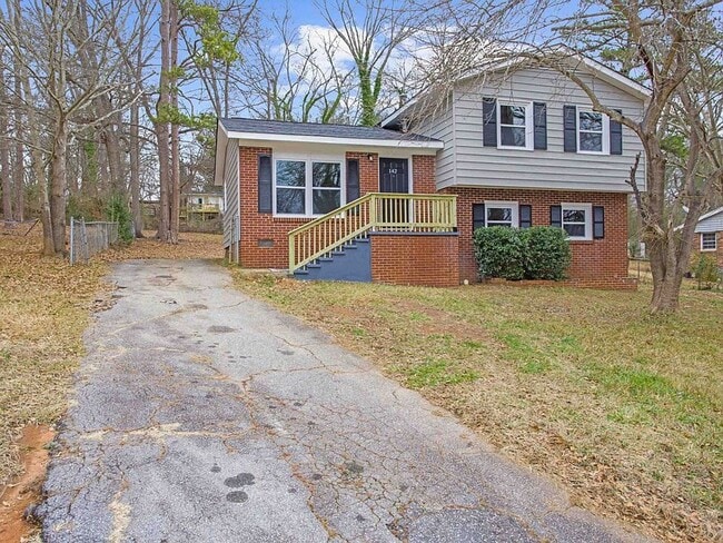 Building Photo - Remodeled 4 Bed 2 Bath