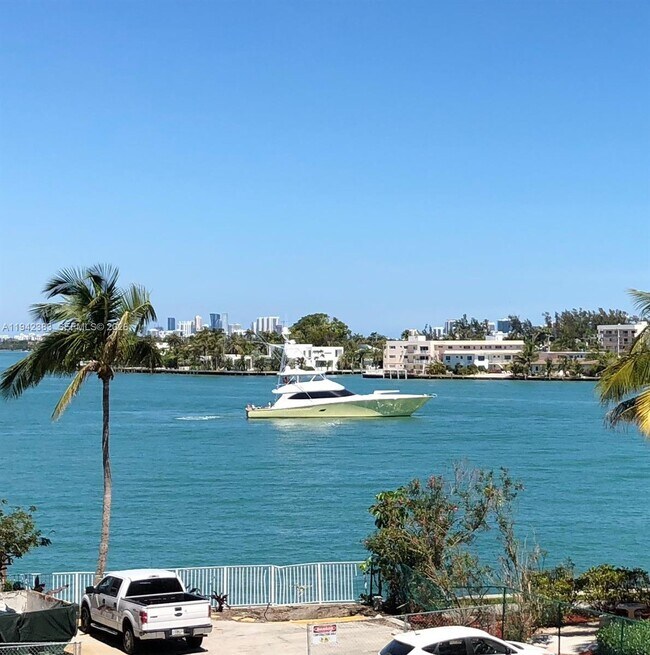 Building Photo - 1865 79th Street Causeway Unit 3K