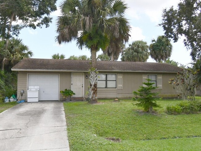 Building Photo - 2325 SW Pamona St