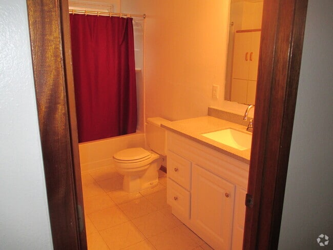 Building Photo - 2461 Northridge Dr Unit 2 Rental