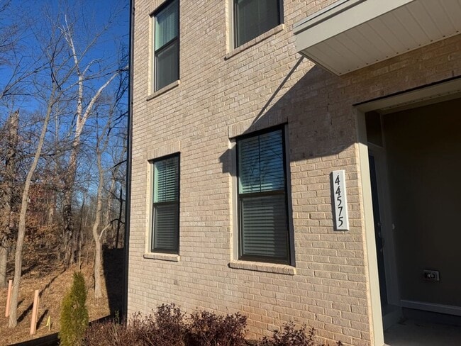 Photo - 3BD/2.5Ba Brand New End-Unit condo in vibrant One Loudoun