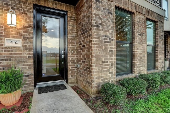 Photo - 2114 Sabine St