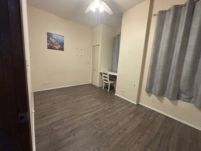 unit 2 bedroom 1 - 827 S Laflin St Unidad 2