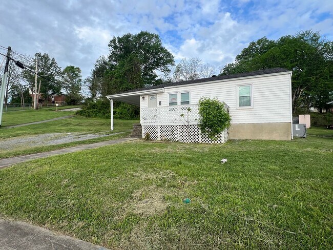 Photo - 2 bed 1 bath house- walking distance to Ho...